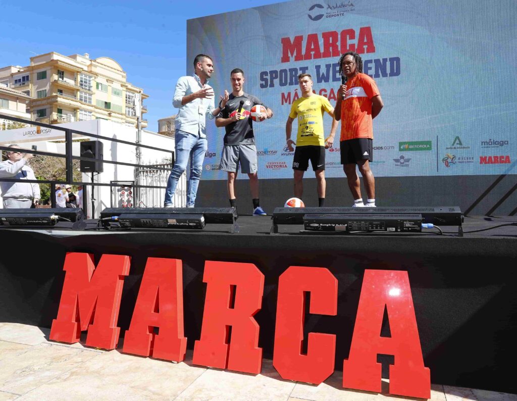 Presentación de freestyle fútbol con público disfrutando de la gala