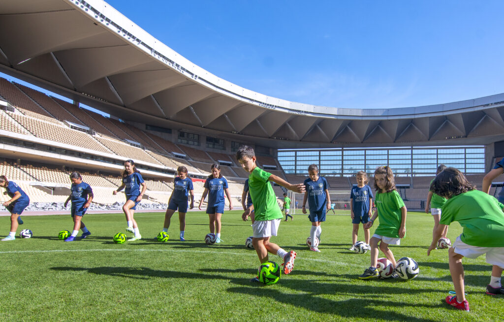 Cumpleaños único con un show de fútbol freestyle interactivo para todos los invitados.