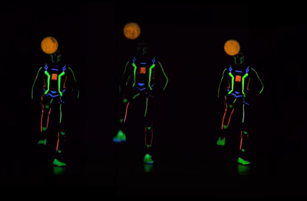 Espectáculo de freestyle fútbol con efectos de luces LED y neón
