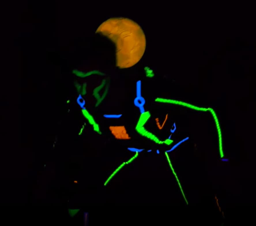 fútbol neón con fútbolistas luminosos