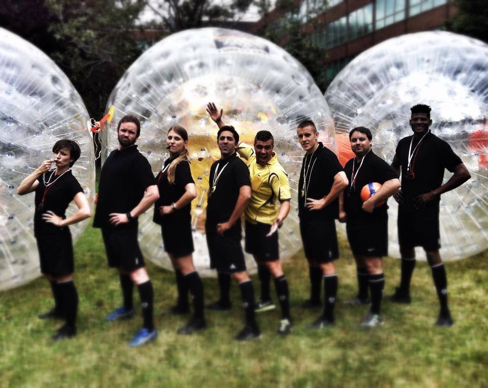 Dinámicas de Team Building con Fútbol como retos de freestyle y mini torneos.