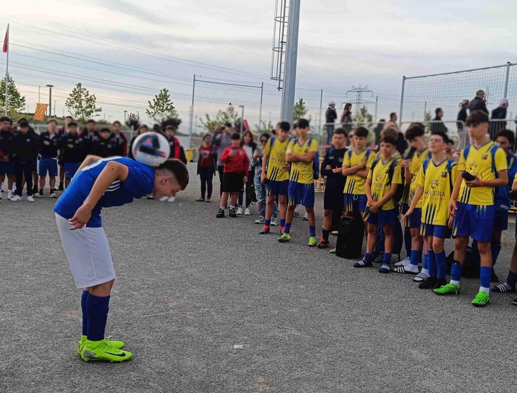 Show con freestylers en un torneo de fútbol base