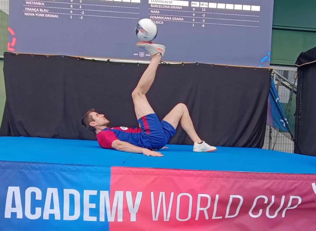 Freestyler animando la Barça academy world cup con un show de fútbol