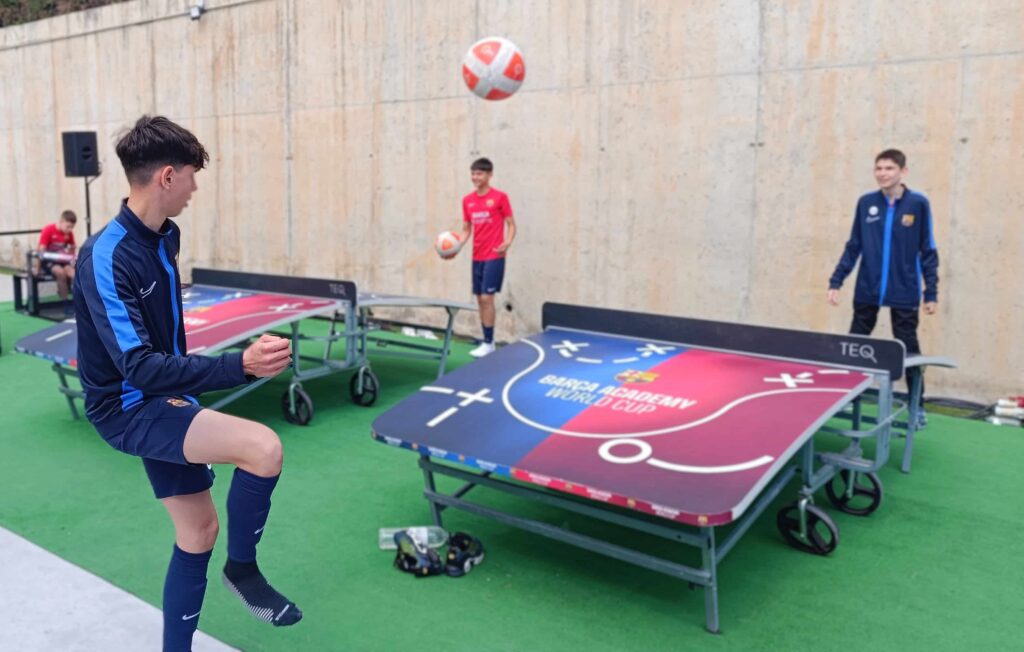 Mesas de teqball para una animación deportiva para eventos