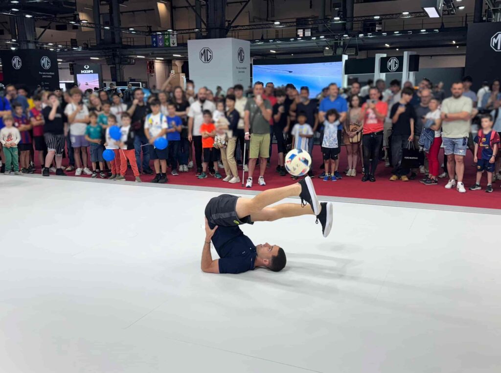 Freestyler ejecutando un truco con el balón en un evento de freestyle fútbol