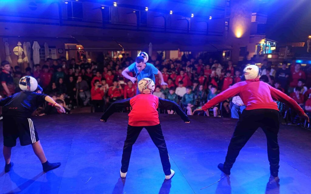 Freestyler de fútbol interactuando con el público en un show