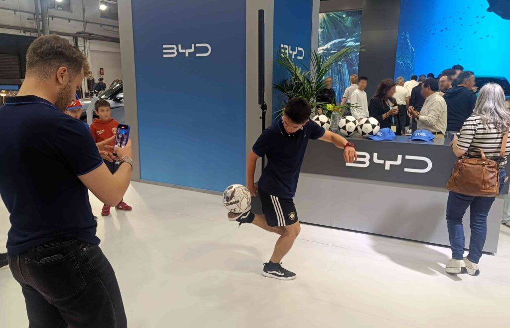 Montaje de un stand en una fanzone en Madrid