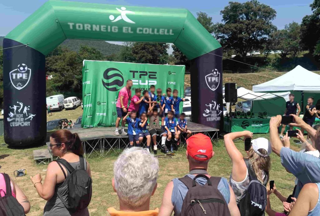 Fanzone con hinchables en un torneo infantil de fútbol