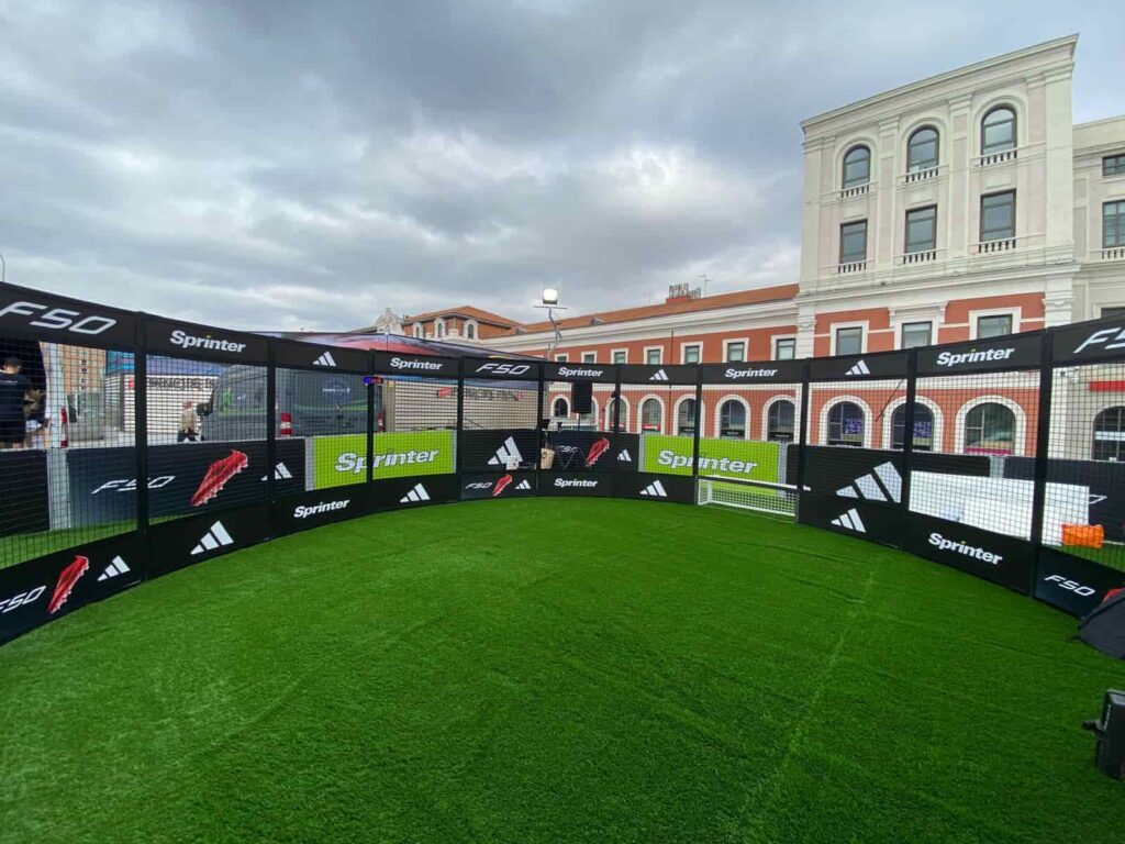 Jaula de panna en una fanzone de fútbol