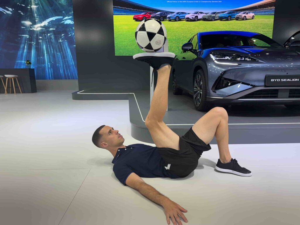 Exhibición de freestyle fútbol en evento deportivo organizado profesionalmente
