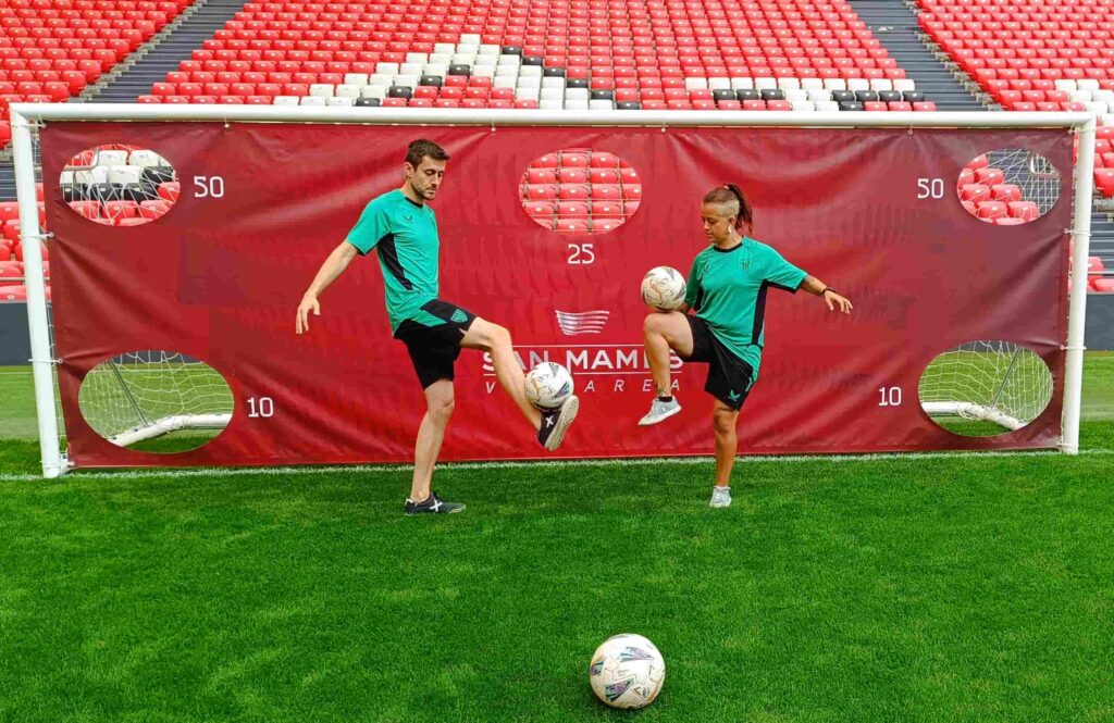 dos freestylers animando con la portería de precisión
