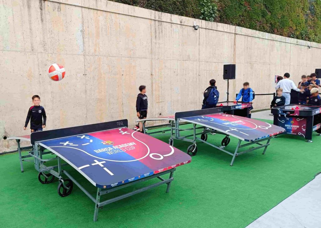 Uso de tecnología y mesas de teqball en evento deportivo innovador