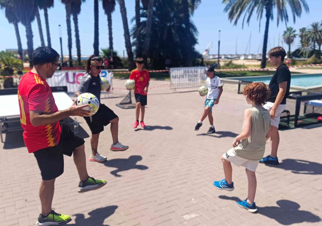 Niños disfrutando de un cumpleaños de fútbol con freestyle en Madrid