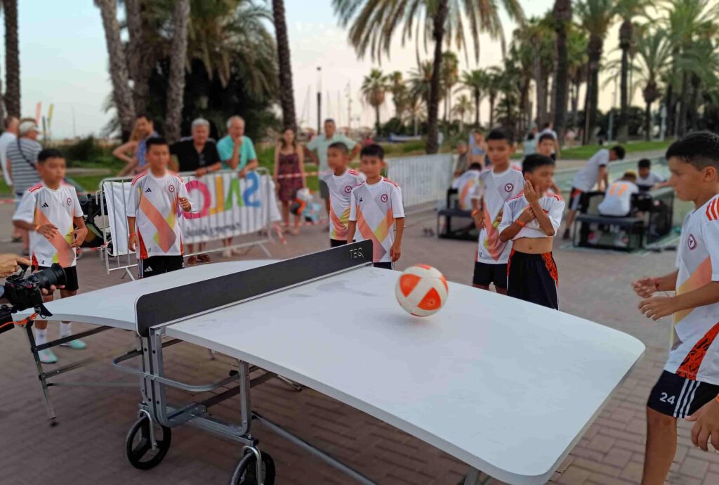 Equipo de Top Goal Events realizando espectáculo de freestyle fútbol en un evento deportivo en Málaga.