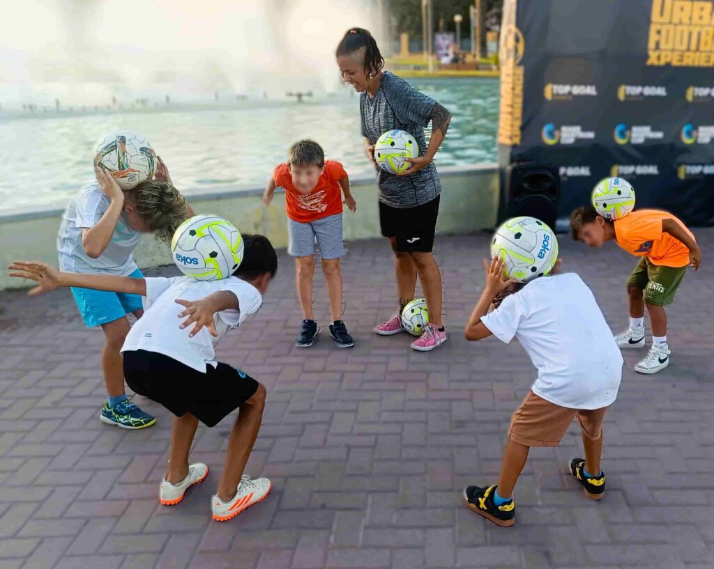 Niños disfrutando de animación de fútbol freestyle en cumpleaños y comuniones en Madrid