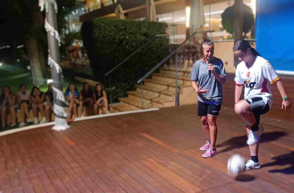 Animadoras de fútbol realizando show freestyle en evento infantil en Madrid