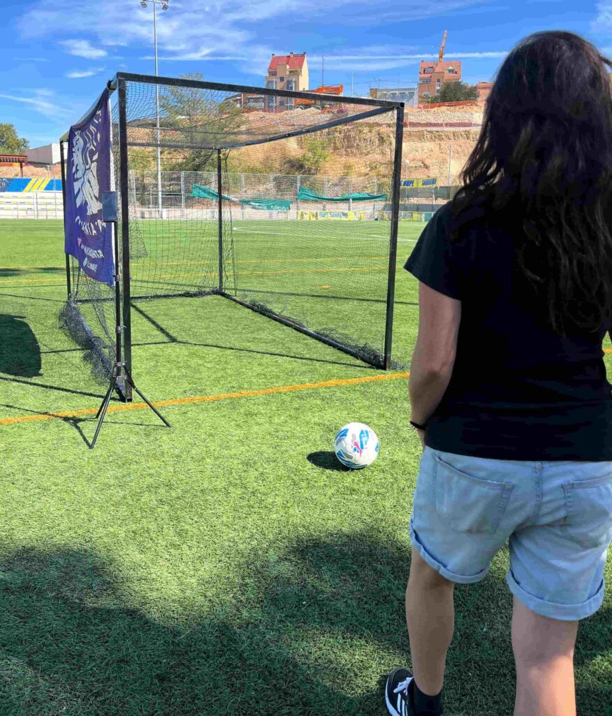 Jugadora de fútbol en un evento preparada para lanzar en un chutómetro