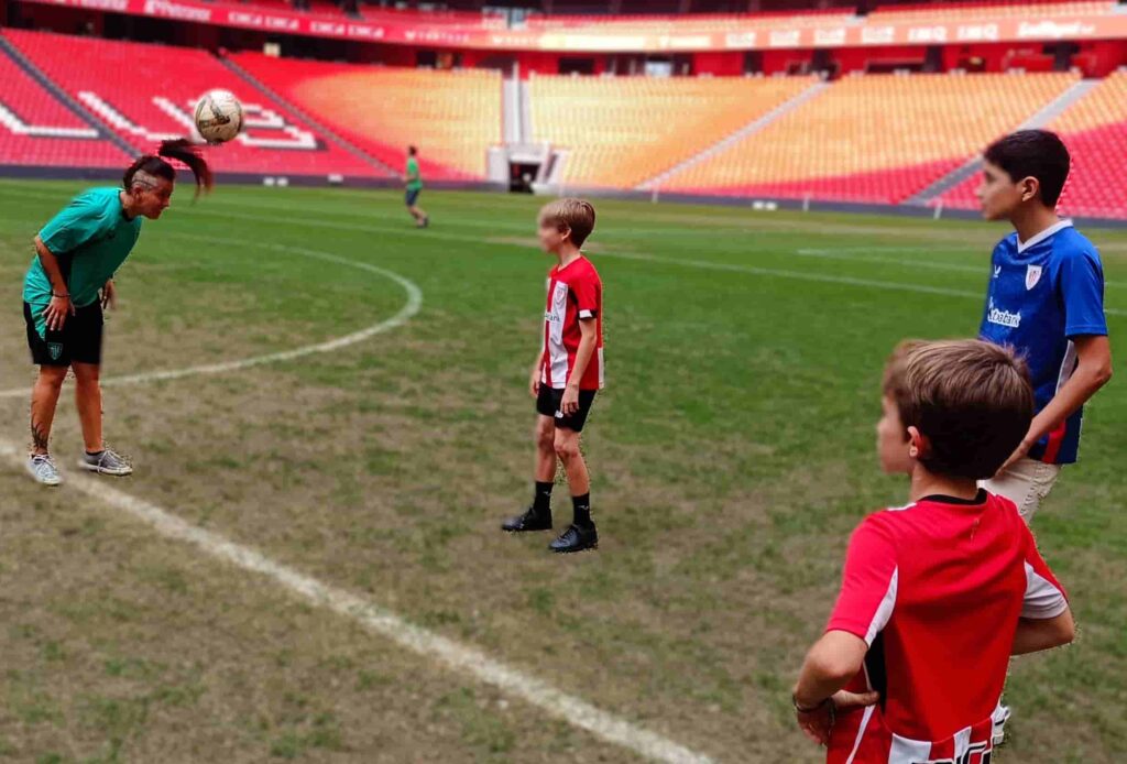 Freestyler profesional realizando trucos durante un espectáculo en una comunión con temática de fútbol